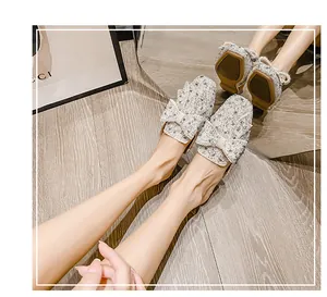 Schicke schimmernde silberne Mules mit großer Schleife und elegantem quadratischem Zehendesign
