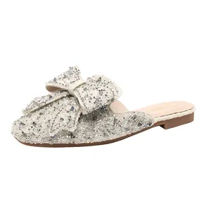 Elegante silberne Pantoletten mit Strass und großer Schleife für Damen im Sommer