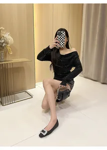 Elegante schwarze Satin-Ballerinas mit quadratischer Zehenpartie und luxuriöser Strassschnalle
