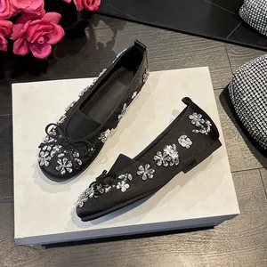 Ballerines noires élégantes avec fleurs en strass, nœud et bout rond pour femmes.