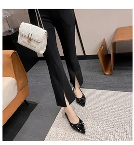Nahaufnahme eleganter schwarzer flacher Paillettenschuhe mit spitzer Zehenpartie