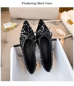 Draufsicht auf schwarze Pailletten-Ballerinas in Box mit modischem Hintergrund-Dekor