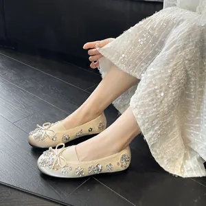 Ballerines champagne élégantes à bout rond avec nœud délicat et fleurs en strass étincelants