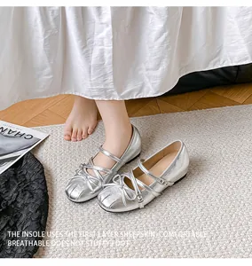 Silberne Mary Jane Ballerinas im französischen Stil mit Schleife und Kreuzgurt