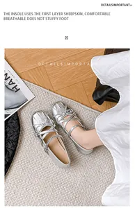 Nahaufnahme von silbernen Mary-Jane-Schuhen im französischen Ballett-Stil mit Schleife