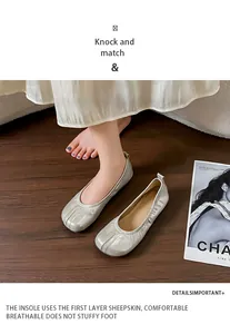 Primo piano di ballerine Tabi color argento metallizzato con texture plissettata vintage