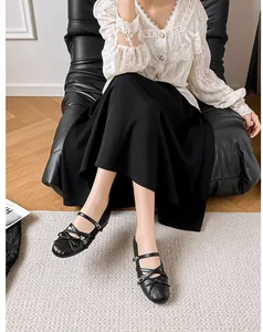 Nahaufnahme schwarzer Mary Jane Schuhe im Ballett-Stil mit Schleife und Schnallenriemen