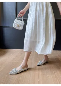 Elegante silberne Pantoletten mit spitzer Zehenpartie und aufwendigem Strass- und Kristallbesatz