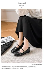 Nahaufnahme schwarzer Mary Jane Ballerinas im französischen Stil mit Schleife