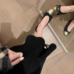 Primer plano detallado de bailarinas negras elegantes con puntera metálica dorada y lazo