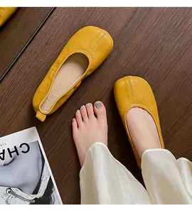 Eleganti ballerine a punta divisa gialle vintage con pieghe e suola in morbida pelle