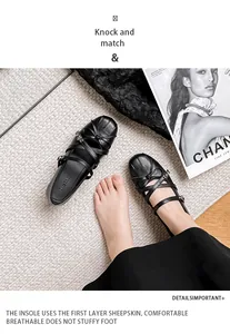 Detailansicht schwarzer Mary-Jane-Schuhe im französischen Ballettstil mit Schleife und Band