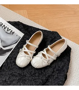 Detailansicht der cremeweißen Mary Jane Schuhe im französischen Stil mit Schleife und Riemen