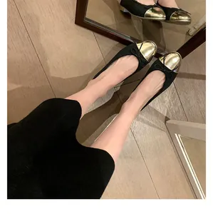 Vista detallada de elegantes bailarinas negras con puntera metálica dorada y lazo.