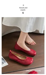 Ballerine rosse vintage a punta divisa indossate da una modella in un interno accogliente