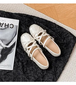 Detailansicht der perlweißen Mary Jane Flachschuhe im Ballett-Stil mit Schleifendetails