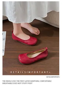 Primo piano di ballerine rosse rétro con punta a Tabi e soletta in vera pelle di montone
