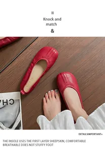 Ballerine a pieghe rosse con sottopiede in pelle di pecora e design vintage a punta divisa