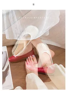 Dettaglio ballerine Tabi a pieghe che mostrano il design split-toe in rosso e bianco