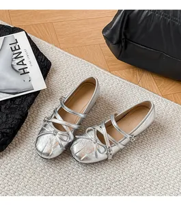 Detailansicht der silbernen Mary Jane Schuhe im Ballett-Stil mit zierlicher Schleife