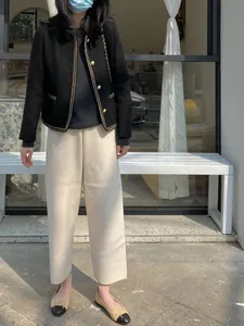 Elegantes bailarinas bicolores en beige y negro con lazo, combinadas con un atuendo francés