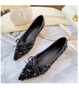 Elegante schwarze Pailletten-Flachschuhe mit spitzer Kappe und zierlicher Schleife