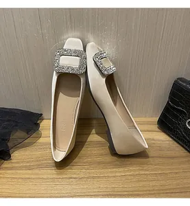 Elegante cremefarbene Satin-Ballerinas mit einer glänzenden Strass-Quadratschnalle