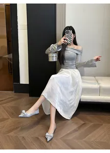 Eleganti ballerine a punta argento con fiocco e strass indossate con un outfit.