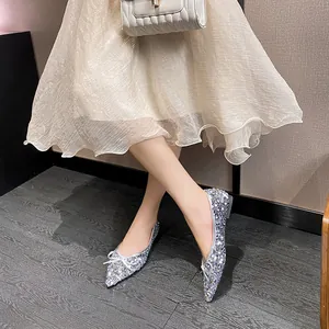 Elegante silberne Pailletten-Flachschuhe mit spitzer Zehenpartie und Schleife für Damen