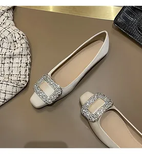 Detailansicht eines eleganten Seidensatin-Schuhs mit einer Strass-Viereckschnalle