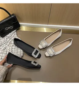 Elegante Satin-Ballerinas mit funkelnden Strass-Quadrat-Schnallen in Schwarz und Creme