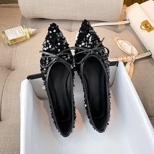 Elegante schwarze Ballerinas mit Pailletten, spitzer Zehenpartie und kleiner Schleife