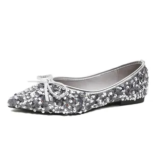 Elegante funkelnde silberne Pailletten-Ballerinas mit spitzer Zehenpartie und Schleife