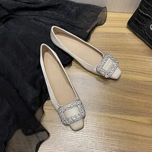 Elegante beige Satin-Ballerinas mit eckiger Strassschnalle und quadratischer Zehenpartie
