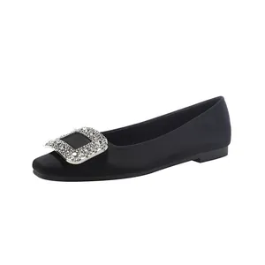 Elegante schwarze Seidensatinschuhe mit einer funkelnden Strass-Quadrat-Schnalle