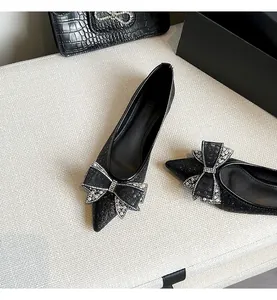 Dettaglio ballerine nere scintillanti con elegante decorazione a fiocco in strass