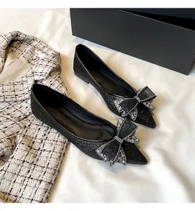 Eleganti ballerine nere glitterate a punta con dettaglio fiocco di strass lucenti per donna