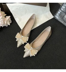Eleganti scarpe basse a punta con fiocco di strass e paillettes dorate brillanti
