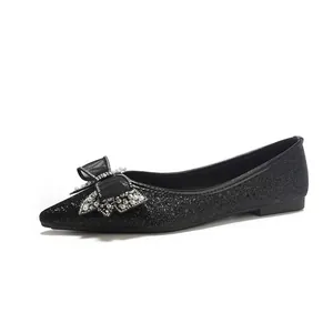 Eleganti ballerine nere a punta con glitter e decorazione a fiocco di perle.