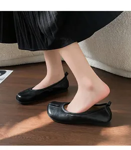 Ballerine classiche nere vintage a punta tonda con design a pieghe e pelle morbida