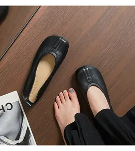 Ballerine retro a pieghe nere con finto design a punta divisa.