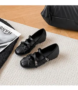 Nahaufnahme von eleganten schwarzen Mary Jane Ballerinas mit Schleife und Riemen