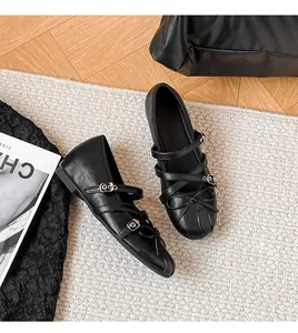 Detailansicht der schwarzen französischen Ballett-Mary-Jane-Schuhe mit Schleifen