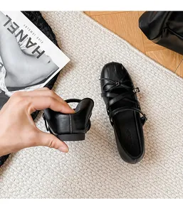 Detailansicht flexibler schwarzer Mary Jane Schuhe im französischen Ballett-Stil mit Schleife