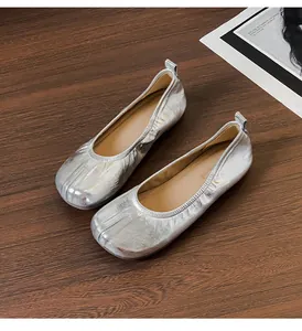 Eleganti ballerine argento plissettate a punta divisa, scarpe basse comode da donna