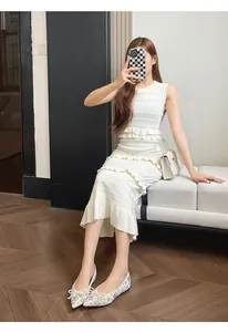 Eleganti ballerine a punta in stile francese con strass scintillanti e fiocco decorativo