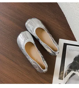 Vista dettagliata delle ballerine metallizzate argento con design vintage split-toe