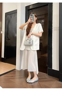 Vista dettagliata di ballerine argentate in stile francese con fiocco di strass su una modella