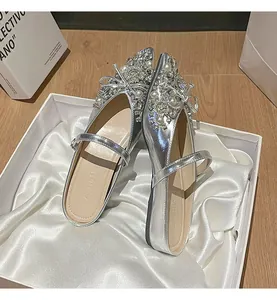 Detailansicht silberner spitzer flacher Mules mit glitzernden Strasssteinen und Perlen
