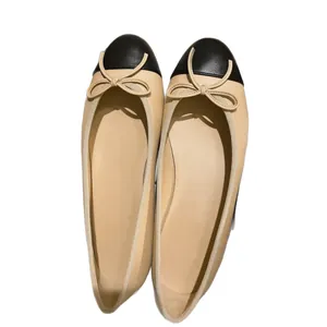 Bailarinas bicolores en beige y negro de estilo francés con un elegante detalle de lazo